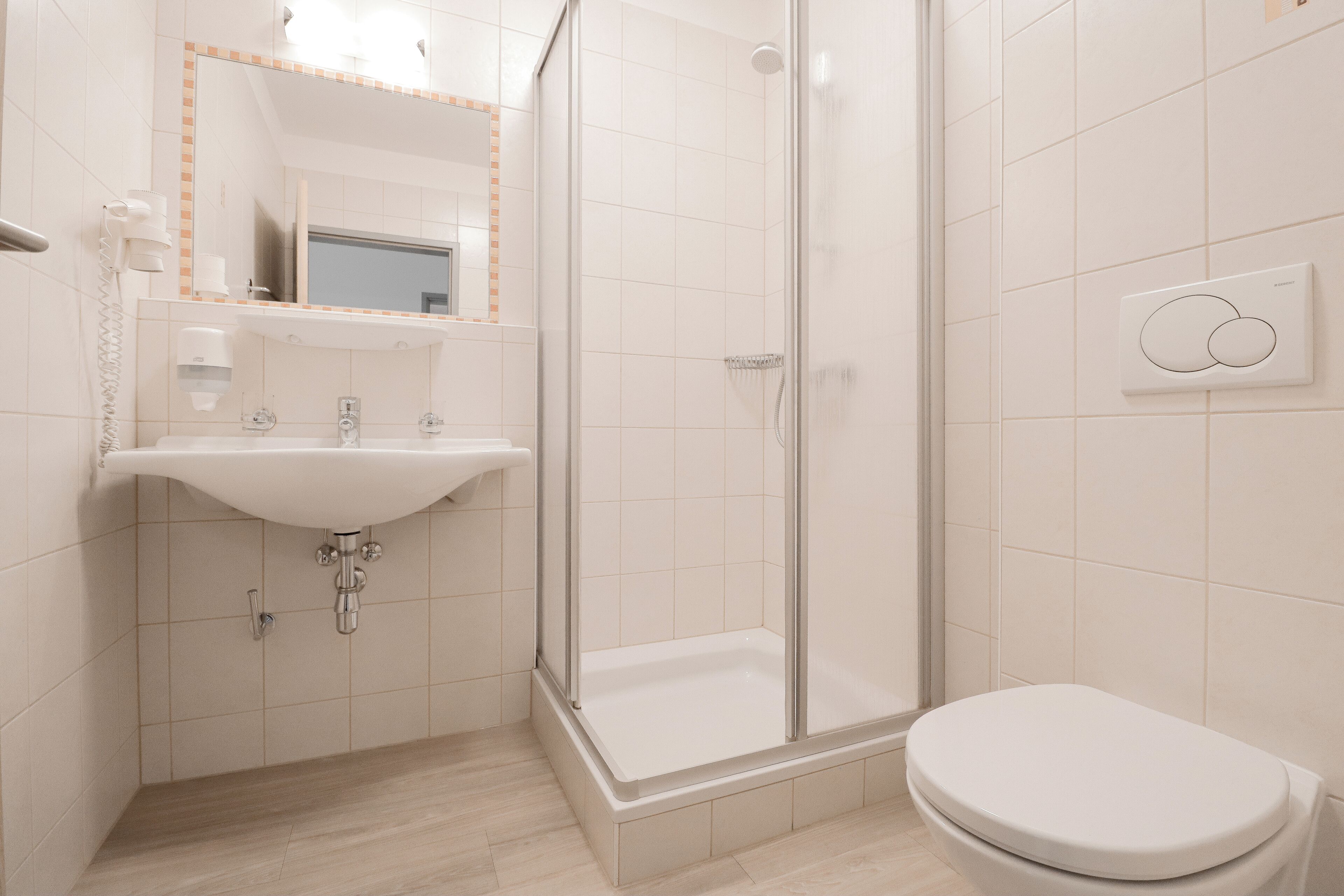 舒适单人房 | 浴室 | 吹风机、毛巾、肥皂、洗发水