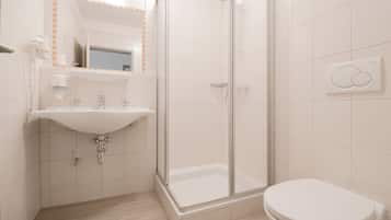 Comfort Single Room | Bathroom | Hair dryer, towels, soap, shampoo