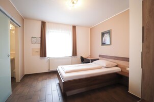 書桌、筆電工作空間、免費無線上網