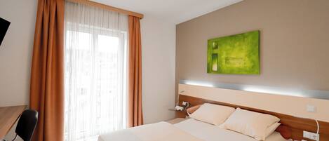 Schreibtisch, laptopgeeigneter Arbeitsplatz, kostenloses WLAN