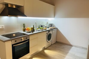 Een koelkast, een microgolfoven, een oven, een kookplaat