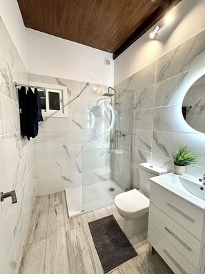 Douche, sèche-cheveux, serviettes fournies, savon