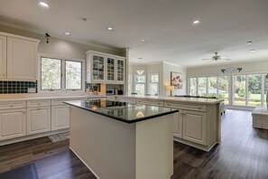 Réfrigérateur, micro-ondes, plaque de cuisson, lave-vaisselle