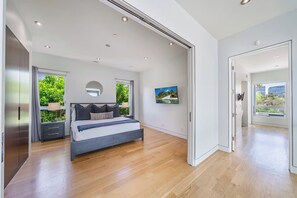 5 bedrooms, iron/ironing board, internet, bed sheets - Drexel Modern - Designer Home in Prime with Pool, & Luxe Finishes (Los Angeles)