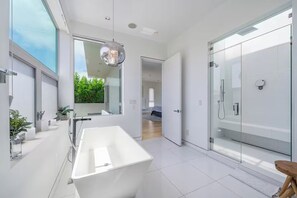 Douche, séchoir à cheveux, serviettes fournies