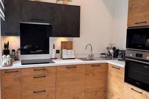 Een koelkast, een magnetron, een oven, een kookplaat