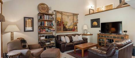 Téléviseur connecté, lecteur de DVD, livres, chaîne audio