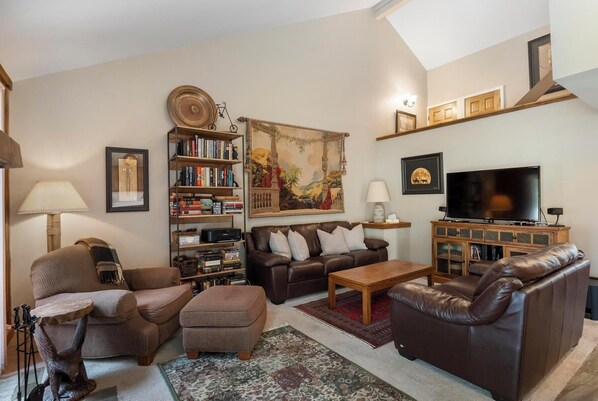 Smart-tv, dvd-afspiller, bøger, stereoanlæg