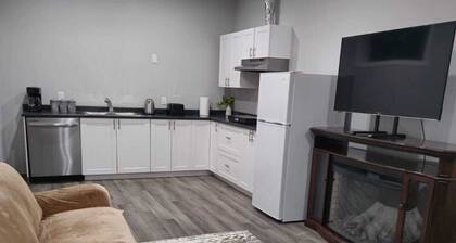 Charming 2-bedroom house with WiFi, AC in Fort McMurray