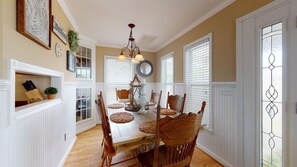 Dining - Cotton's Cottage- 2nd Row, Great Ocean views! This adorable cottage is centrally located in Carolina Beach (Carolina Beach)