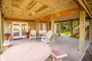 Terrace/patio - Cotton's Cottage- 2nd Row, Great Ocean views! This adorable cottage is centrally located in Carolina Beach (Carolina Beach)