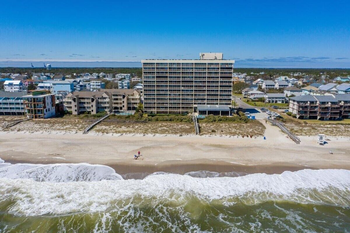 Un hotel frente al mar, con varias plantas y vistas al océano.