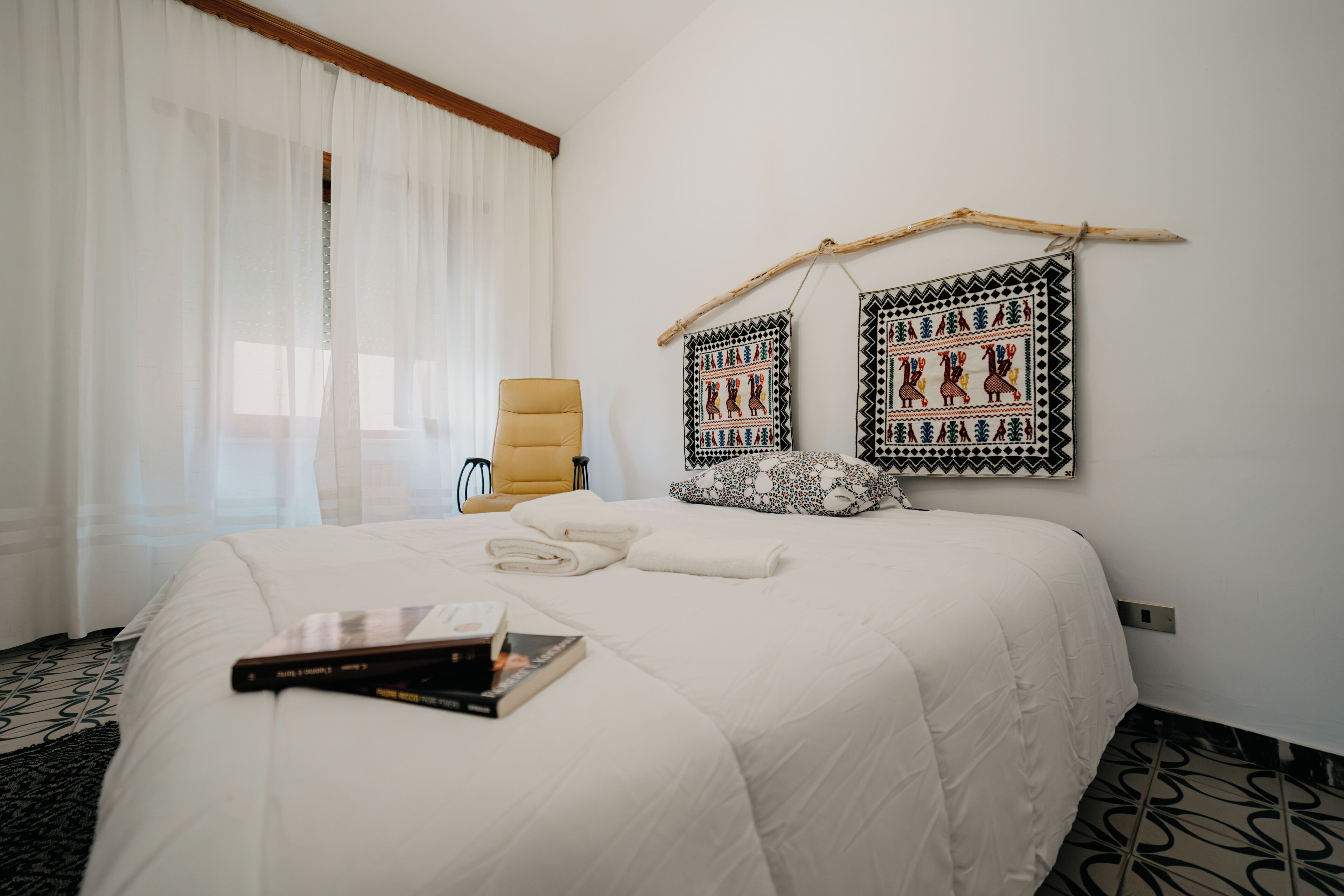 2 عدّة غرف نوم ومكواة/لوح كي وواي فاي وملاءات أسرّة