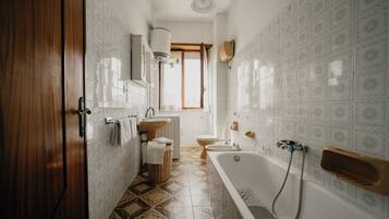 Haartrockner, Bidet, Handtücher, Seife