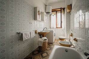 Haartrockner, Bidet, Handtücher, Seife
