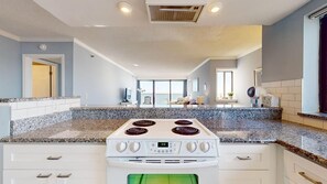 Mikrowelle, Geschirrspüler, Wasserkocher mit Kaffee-/Teezubehör, Toaster