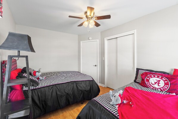 3 chambres, fer et planche à repasser, Wi-Fi, draps fournis