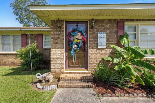 3-bedroom/2-bath Tropical Paradise house minutes from downtown and the stadium.