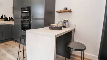 Dishwasher, cookware/dishes/utensils