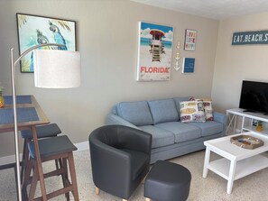 Smart TV - Charming apartment with Parking, WiFi, AC and a short walk to the beach (Treasure Island)