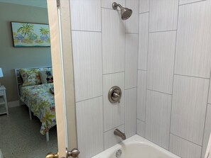 Hair dryer, towels, soap, toilet paper - Charming apartment with Parking, WiFi, AC and a short walk to the beach (Treasure Island)