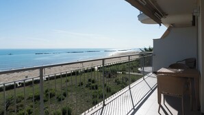 Un balcón con vista a la playa y el océano.