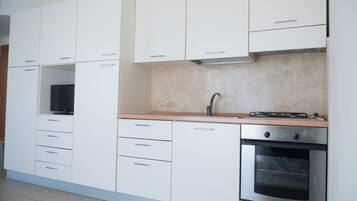 Apartment, Partial Sea View | Private kitchen | Fridge, oven, stovetop, cookware/dishes/utensils