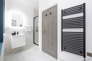 Douche, sèche-cheveux, serviettes fournies, savon