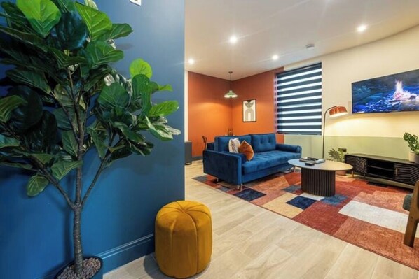 Smart TV, stereo - Chambers Residence | 2BR | Opulent Character (Manchester)