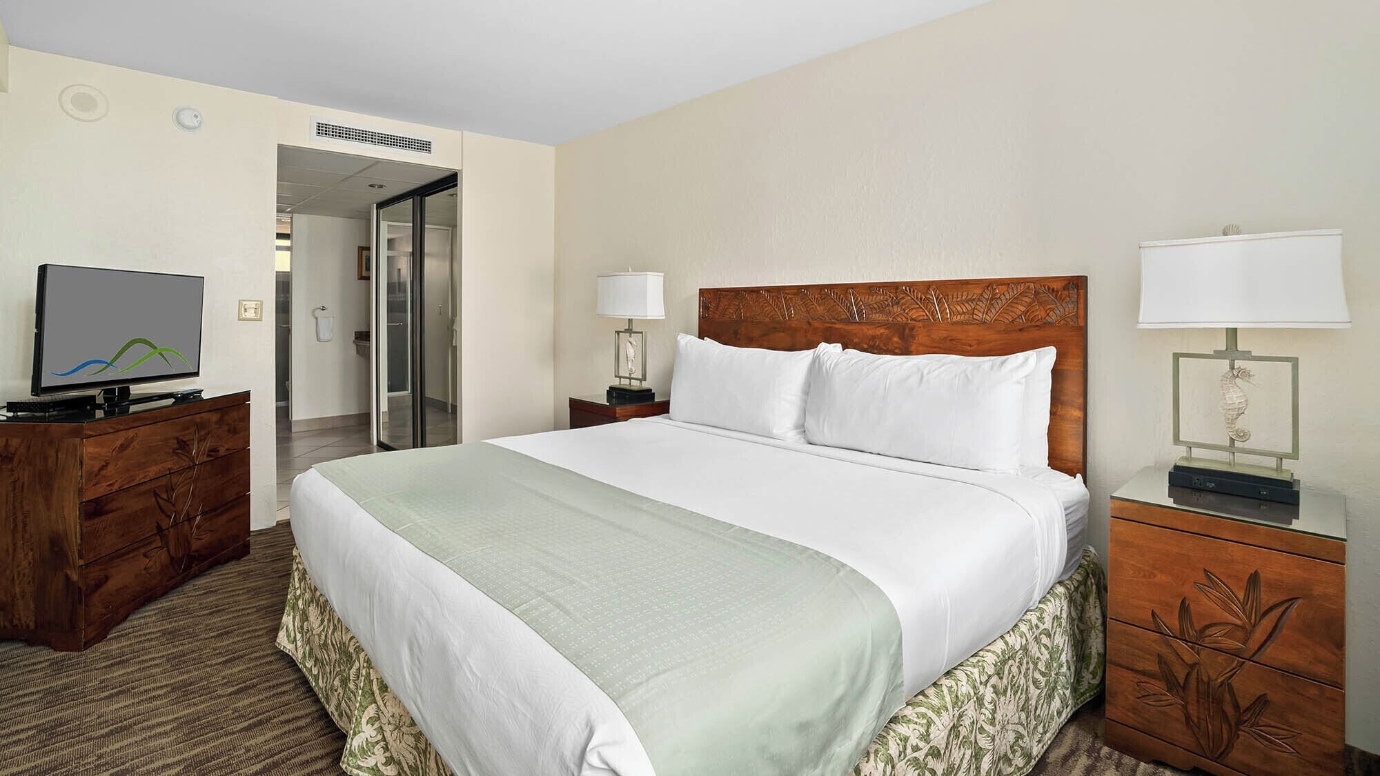 2 bedrooms, iron/ironing board, internet, bed sheets