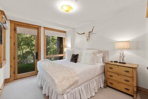 3 bedrooms, iron/ironing board, internet, bed sheets