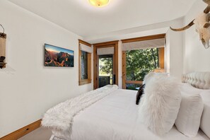 3 bedrooms, iron/ironing board, internet, bed sheets