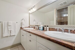 Hair dryer, towels - Diamondtooth Cottage (Telluride)