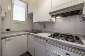 Réfrigérateur, four, plaque de cuisson, lave-vaisselle