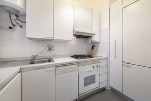 Fridge, oven, stovetop, dishwasher - Risorgimento 300 - One Bedroom Apartment, Sleeps 4 (Sesto San Giovanni)