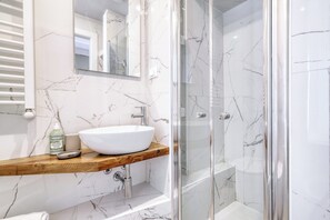 Comfort-Apartment, Stadtblick | Badezimmer