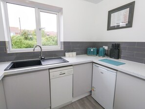 Lave-vaisselle, batterie de cuisine, vaisselle et ustensiles