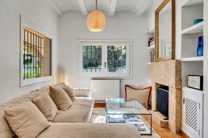 Smart-TV, Kamin, Tischtennisplatte
