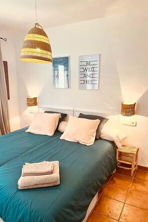 4 bedrooms, iron/ironing board, internet, bed sheets