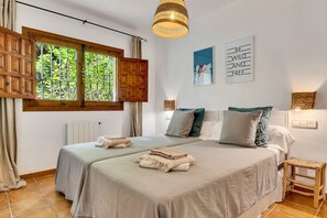 4 bedrooms, iron/ironing board, internet, bed sheets