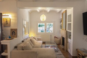 Smart TV, fireplace, table tennis