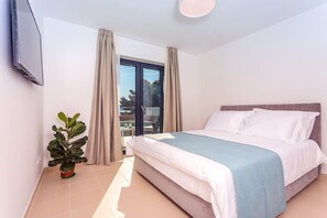 4 bedrooms, iron/ironing board, internet, bed sheets