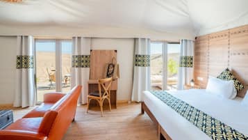 1 habitación, escritorio, tabla de planchar con plancha y ropa de cama