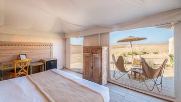 1 quarto, escrivaninha, ferros/tábuas de passar roupa, roupa de cama