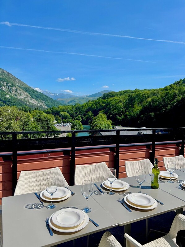 Outdoor dining - Penthouse Sanctuary in Lourdes (Lourdes)