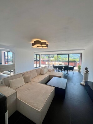 Smart TV, books - Penthouse Sanctuary in Lourdes (Lourdes)