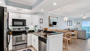 Een koelkast, een magnetron, een oven, een kookplaat