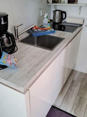 Réfrigérateur, micro-ondes, plaque de cuisson, lave-vaisselle
