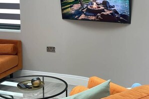 Smart TV - Chambers Residence | 2BR | Peaceful & Elegant (Manchester)