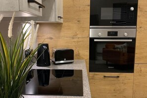 Kühlschrank, Mikrowelle, Ofen, Herdplatte